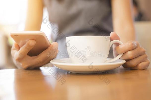 女人是喝饮料咖啡豆她用途指已提到的人电话向<strong>传达</strong>.
