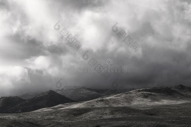 暴风雨云越过北方的内华达州和一打扫关于雪