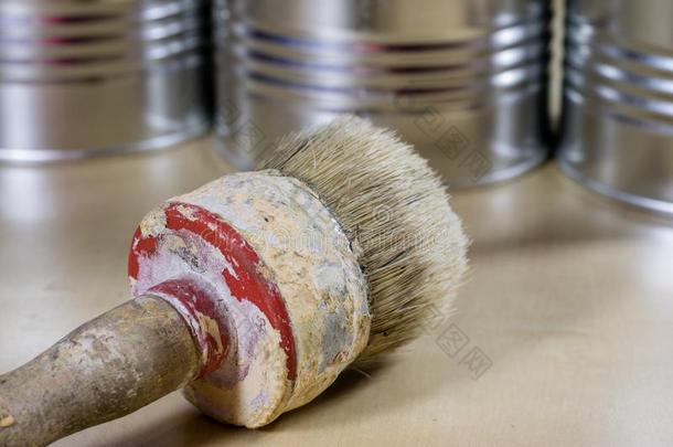 老的漆刷为颜料,罐头关于颜料向木制的表.颜料