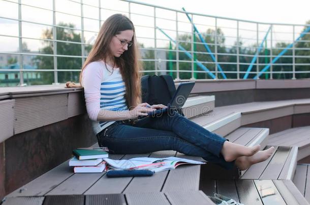 女孩学生学习家庭作业户外的