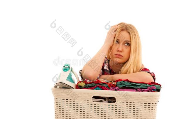 疲倦的女人和一b一sket关于洗衣房一nnoyed和也非常使工作