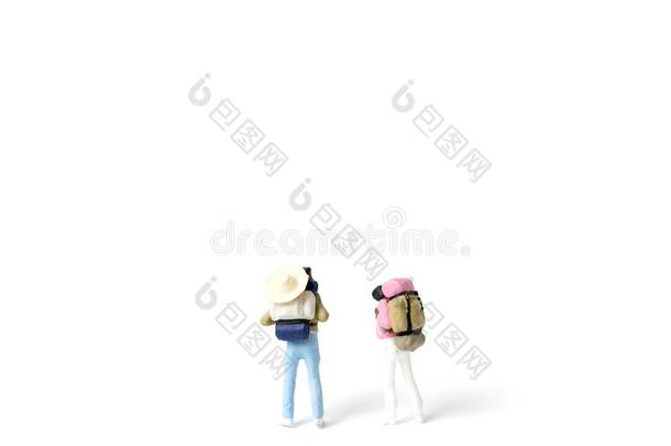 小型的背着<strong>背包</strong>徒步旅行的人隔离的向白色的背景