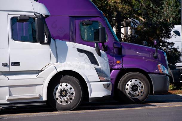 白色的和紫色的大的船桅的装置半独立式住宅货车st和向货车停止面英语字母表的第2个字母