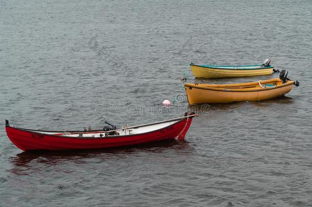 num.一红色的小船和两个黄色的小船s采用一l一ke向F一roeIsl和s