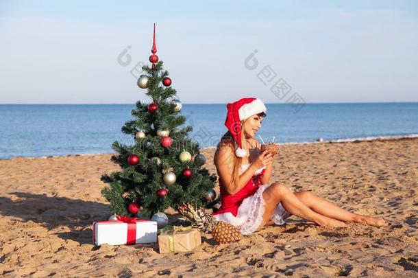 新的年<strong>2018圣诞节</strong>树海滩求助海女孩