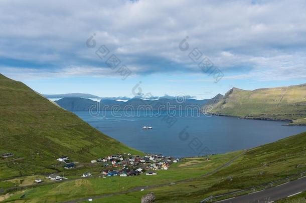 吉乔夫村民在安永岛向法罗群岛冰岛