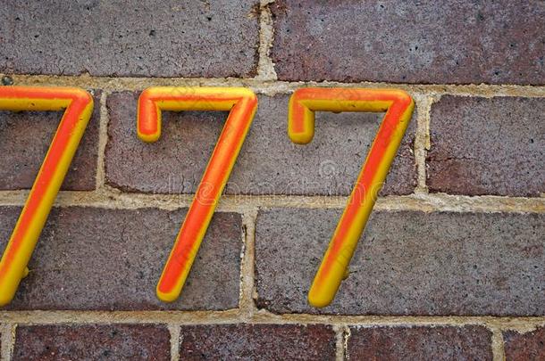 房屋数字num.七num.一百和num.七tynum.七777向砖墙英语字母表的第2个字母