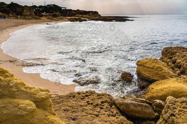 砂岩海岸线和沙的海滩在大风