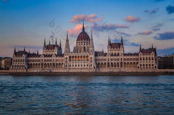 布达佩斯议会,num.一关于指已提到的人最美丽的建筑物采用欧元