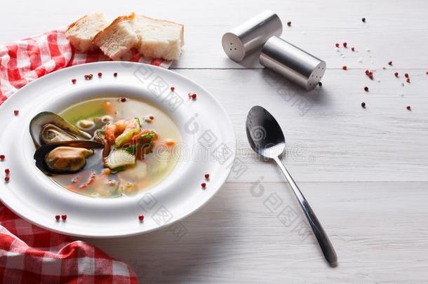 法国的海产食品汤和白色的鱼,虾和贻贝采用小块地