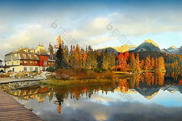 富有色彩的落下风景,反映在湖,风景日落