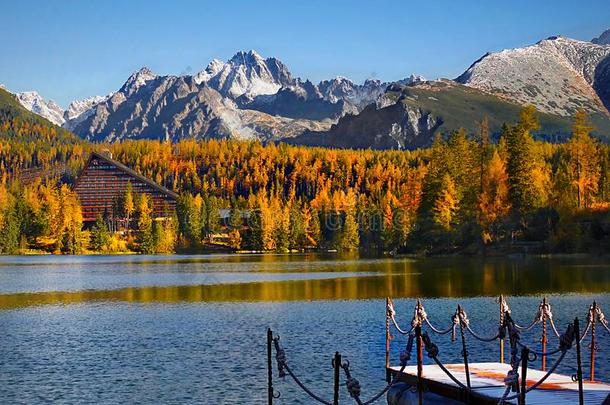 富有色彩的落下风景,反映在湖,山风景