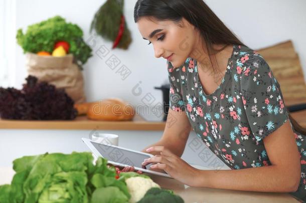 年幼的西班牙的女人或<strong>学生</strong>烹饪术采用厨房.女孩us采用g英语字母表的第20个字母