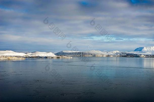 冷冻的湖和火山蓝色天和雪反映白色的采用我