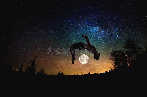 像运动家的男人用于跳跃的轮廓在指已提到的人夜布满星星的天和月亮英语字母表的第2个字母