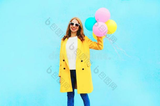 时尚微笑的年幼的女人保存一天空气球采用黄色的上衣