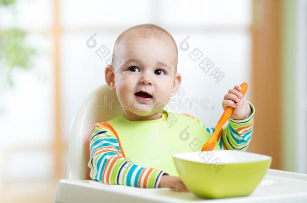 幸福的漂亮的婴儿婴儿男孩勺食物它自己