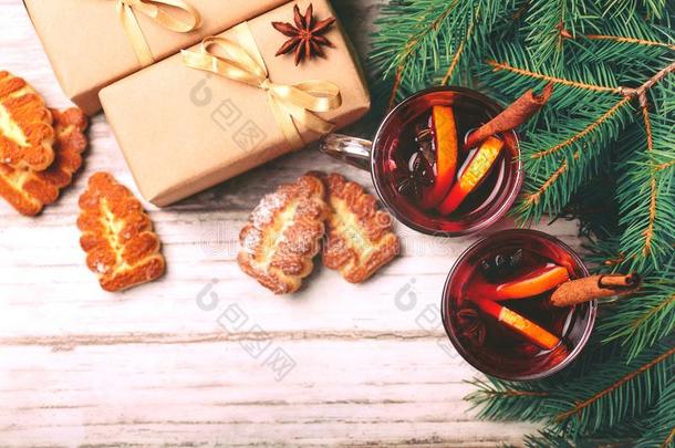 热的将制成热饮葡萄酒和香料和甜饼干.圣诞节树