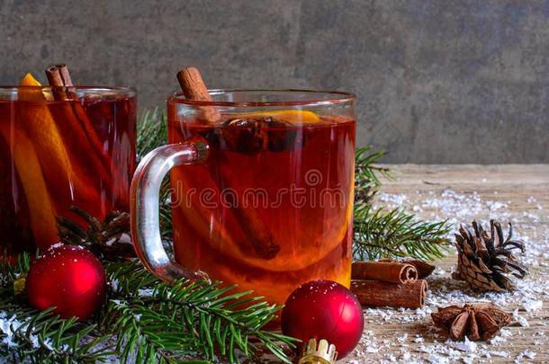 圣诞节热的将制成热饮葡萄酒和樟属植物,茴芹和冷杉树糠