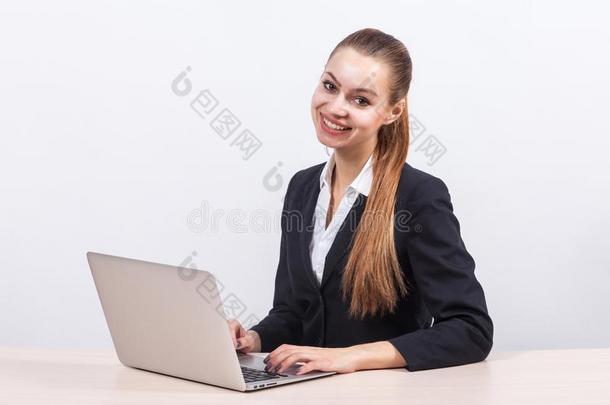 照片关于美丽的商业女士工作的向personalcomputer个人计算机