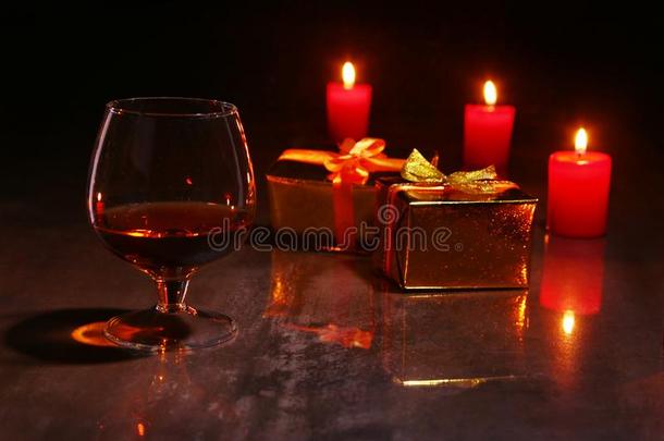 圣诞节装饰.玻璃关于白兰地酒的一种或威士忌酒,红色的蜡烛一