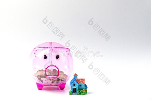 清楚的粉红色的<strong>小猪</strong>银行和房屋模型向白色的为节约m向ey