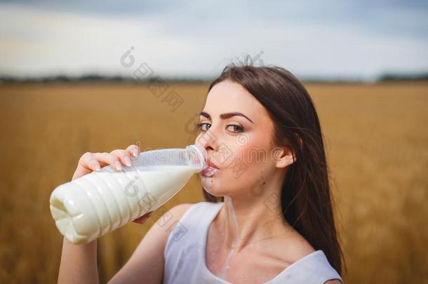 美丽的女人是（be的三单形式喝饮料奶采用乡村
