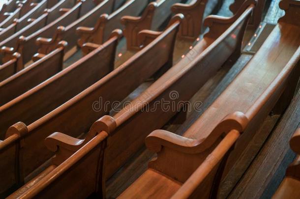 观众席和木制的教堂的条凳式座位