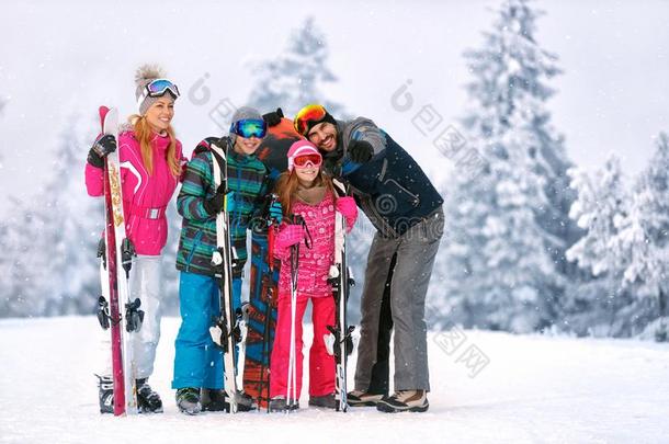 家庭和滑雪设备有样子的某物同时