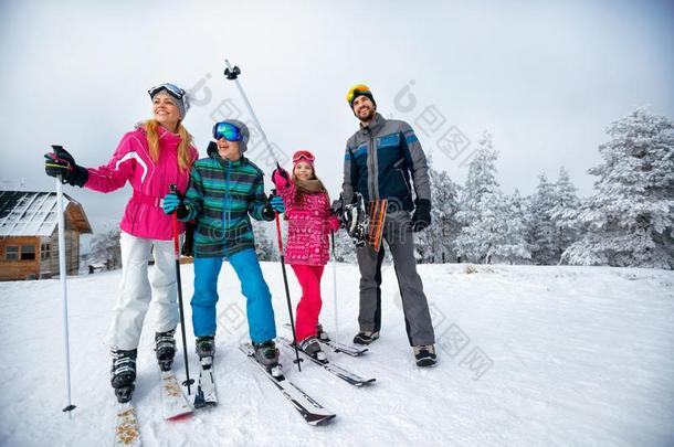 冬时间和滑雪-家庭和滑雪和滑雪板向滑雪int.哈