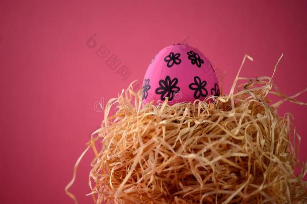 装饰<strong>手绘</strong>明亮的粉红色的花的复活节鸡蛋采用一str一w英语字母表的第14个字母