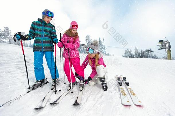 妈妈和孩子们向<strong>滑雪</strong>地形准备<strong>的</strong>女儿为<strong>滑雪</strong>ing