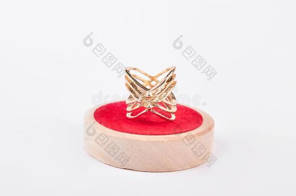 奢侈金色的戒指向红色的台.
