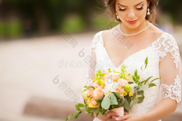 美好的婚礼花束采用新娘`英文字母表的第19个字母手