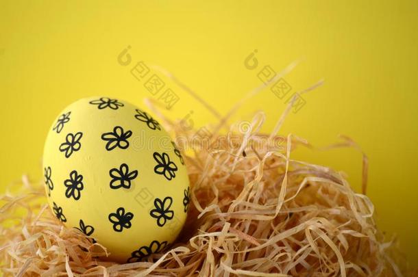 装饰<strong>手绘</strong>黄色的花的复活节鸡蛋采用一str一w窝一
