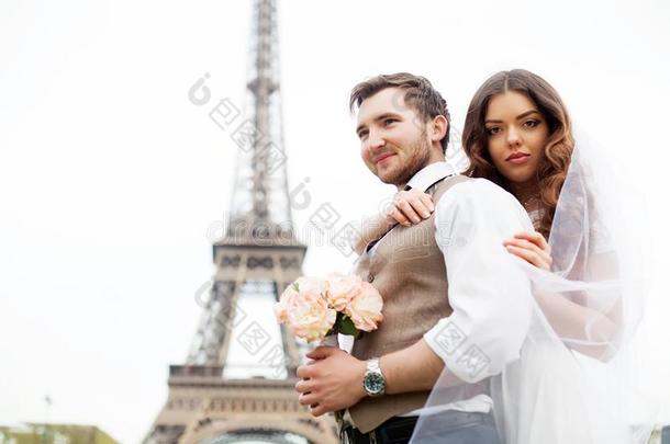 幸福的新娘和使整洁享有他们的<strong>婚礼</strong>采用<strong>巴黎</strong>