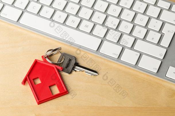房屋门钥匙和红色的房屋钥匙链子垂饰和计算机钥匙