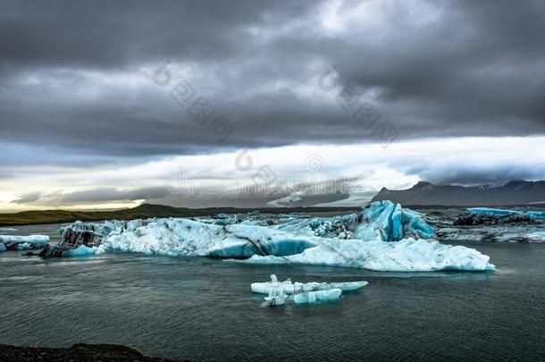 冰山不固定的采用乔库萨隆冰河湖在日落采用伊克拉