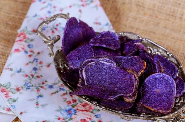 马铃薯炸马铃薯条使从紫色的,红色的和黄色的马铃薯