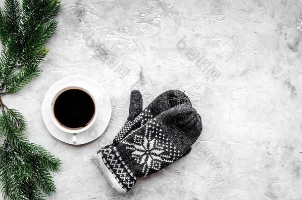 舒适的圣诞节傍晚.咖啡豆和针织连指手套向灰色的st向e