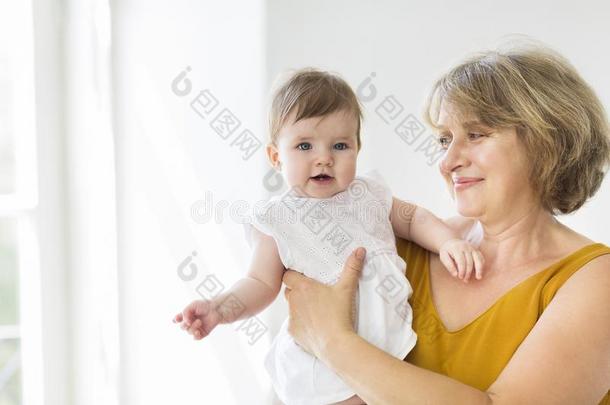 成熟的女人拥抱和婴儿女孩