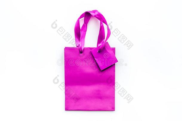 紫罗兰明亮的购物袋向白色的背景顶看法copyspac