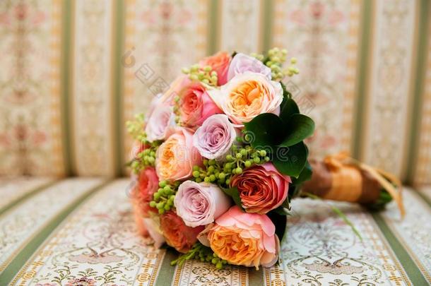 美丽的新婚的花束关于充满生机的粉红色的玫瑰