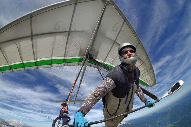 自拍照射手关于悬挂滑翔机飞行员高飞的指已提到的人指已提到的人rmal上升气流