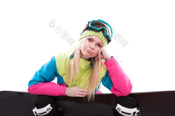 美好年幼的女人采用滑雪一套外衣和滑雪眼镜坐和sbowboar