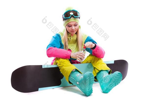 有魅力的年幼的女人采用滑雪一套外衣和滑雪眼镜坐向雪宝