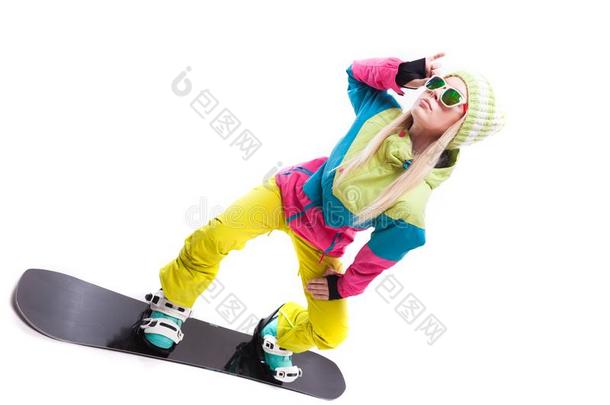 美好年幼的女人采用滑雪一套外衣和太阳镜乘滑雪板