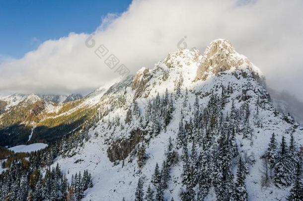 第一雪掩蔽物山顶.