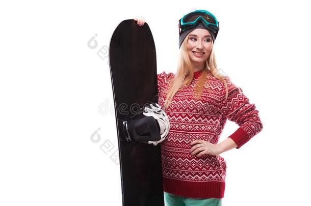 有魅力的年幼的女人采用红色的套衫和蓝色滑雪眼镜拿住