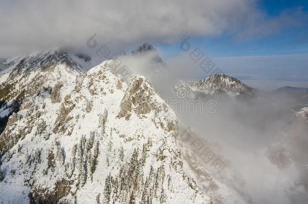 第一雪掩蔽物山顶.